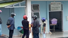 Keluarga BDBP di halaman Ruang Isolasi Covid RSUD TC Hillers Maumere, Minggu (27/6)
