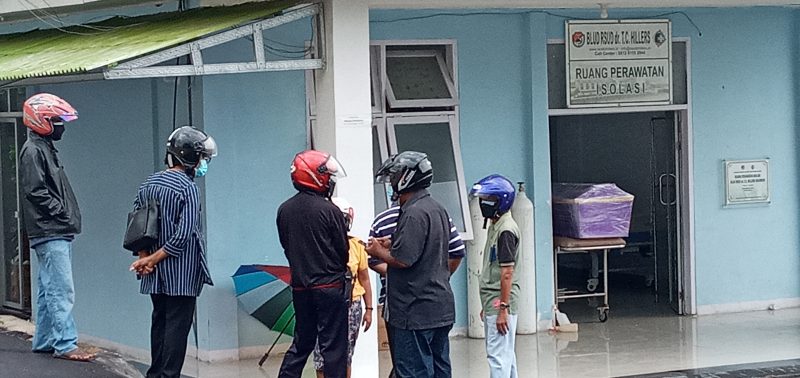 Keluarga BDBP di halaman Ruang Isolasi Covid RSUD TC Hillers Maumere, Minggu (27/6)