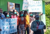 John Bala sedang membacakan sikap TRuK dan jaringan yang menolak anak-anak pekerja pub dibawa ke Kupang, Selasa (29/6) 