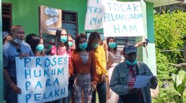 John Bala sedang membacakan sikap TRuK dan jaringan yang menolak anak-anak pekerja pub dibawa ke Kupang, Selasa (29/6) 