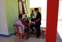 Pemeriksaan kesehatan warga karantina pada lokasi karantina terpusat di Jalan Alpokat, Rabu (30/6) (foto: istimewa)