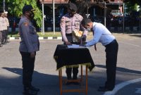 Anggota Satnarkoba Polres Sikka menandatangani Pakta Integritas Anti Narkoba disaksikan Kapolres Sikka AKBP Sajimin, Selasa (8/6) (foto: istimewa)
