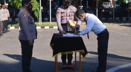 Anggota Satnarkoba Polres Sikka menandatangani Pakta Integritas Anti Narkoba disaksikan Kapolres Sikka AKBP Sajimin, Selasa (8/6) (foto: istimewa)
