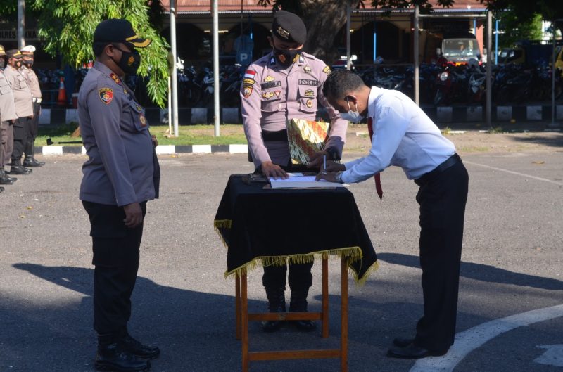 Anggota Satnarkoba Polres Sikka menandatangani Pakta Integritas Anti Narkoba disaksikan Kapolres Sikka AKBP Sajimin, Selasa (8/6) (foto: istimewa)
