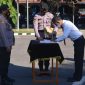 Anggota Satnarkoba Polres Sikka menandatangani Pakta Integritas Anti Narkoba disaksikan Kapolres Sikka AKBP Sajimin, Selasa (8/6) (foto: istimewa)
