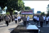 Kapolres Sikka memimpin deklarasi melawan Covid pada apel bersama di Mapolres Sikka, Kamis (17/6) (foto: istimewa)
