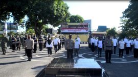 Kapolres Sikka memimpin deklarasi melawan Covid pada apel bersama di Mapolres Sikka, Kamis (17/6) (foto: istimewa)
