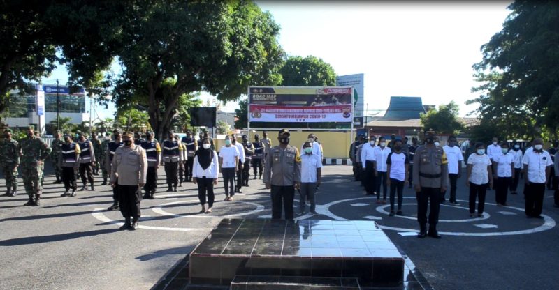 Kapolres Sikka memimpin deklarasi melawan Covid pada apel bersama di Mapolres Sikka, Kamis (17/6) (foto: istimewa)
