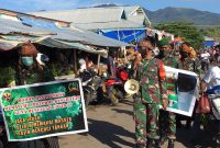 Personil Kodim Sikka mengimbau penegakkan protokoler kesehatan kepada pengunjung Pasar Alok, Selasa (22/6) (foto: istimewa)