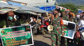 Personil Kodim Sikka mengimbau penegakkan protokoler kesehatan kepada pengunjung Pasar Alok, Selasa (22/6) (foto: istimewa)
