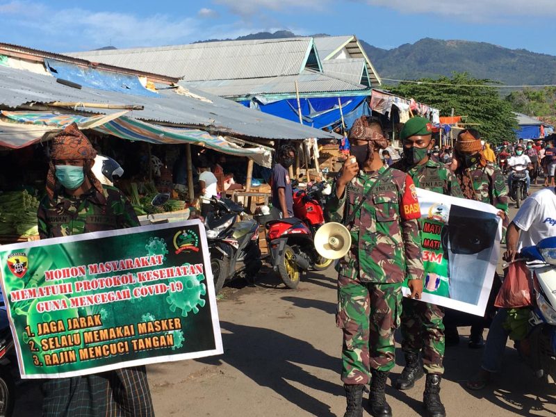 Personil Kodim Sikka mengimbau penegakkan protokoler kesehatan kepada pengunjung Pasar Alok, Selasa (22/6) (foto: istimewa)