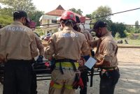Sejumlah personil Tagana melakukan simulasi di Gedung SCC, Kamis (24/6) dalam rangka peningkatan kompetensi (foto: istimewa)