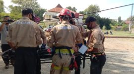 Sejumlah personil Tagana melakukan simulasi di Gedung SCC, Kamis (24/6) dalam rangka peningkatan kompetensi (foto: istimewa)