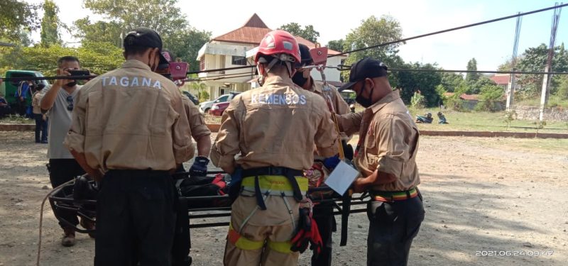 Sejumlah personil Tagana melakukan simulasi di Gedung SCC, Kamis (24/6) dalam rangka peningkatan kompetensi (foto: istimewa)