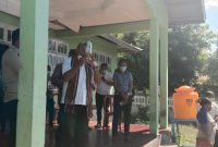 Camat Kangae Yohanes E Satriawan memberikan edukasi protokol kesehatan kepada warga di Kantor Desa Habi, Kamis (24/6) (foto: istimewa)