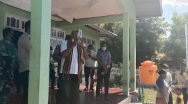 Camat Kangae Yohanes E Satriawan memberikan edukasi protokol kesehatan kepada warga di Kantor Desa Habi, Kamis (24/6) (foto: istimewa)