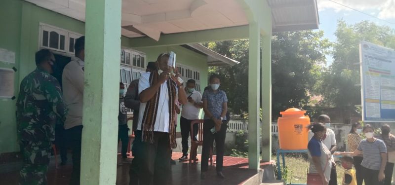 Camat Kangae Yohanes E Satriawan memberikan edukasi protokol kesehatan kepada warga di Kantor Desa Habi, Kamis (24/6) (foto: istimewa)