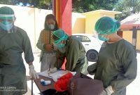 Petugas medis sedang mendata status kesehatan penghuni lokasi karantina terpusat di Jalan Alpokat Kelurahan Beru, Jumat (25/6) (foto: istimewa)