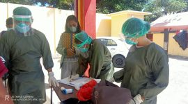 Petugas medis sedang mendata status kesehatan penghuni lokasi karantina terpusat di Jalan Alpokat Kelurahan Beru, Jumat (25/6) (foto: istimewa)