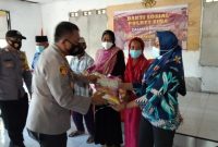 Kapolres Sikka AKBP Sajimin menyerahkan bantuan sosial kepada warga, Jumat (25/6) (foto: istimewa)