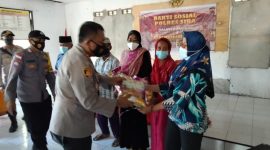 Kapolres Sikka AKBP Sajimin menyerahkan bantuan sosial kepada warga, Jumat (25/6) (foto: istimewa)