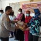 Kapolres Sikka AKBP Sajimin menyerahkan bantuan sosial kepada warga, Jumat (25/6) (foto: istimewa)