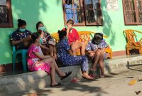 Beberapa anak pekerja pub sedang santai di depan shelter TRuK, Minggu (27/6)