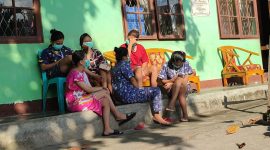 Beberapa anak pekerja pub sedang santai di depan shelter TRuK, Minggu (27/6)