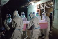 Jenazah DR dikeluarkan dari rumah duka untuk dibawa ke Tempat Pemakaman Khusus Covid di Urung Pigang, Rabu (30/6) (foto: istimewa)