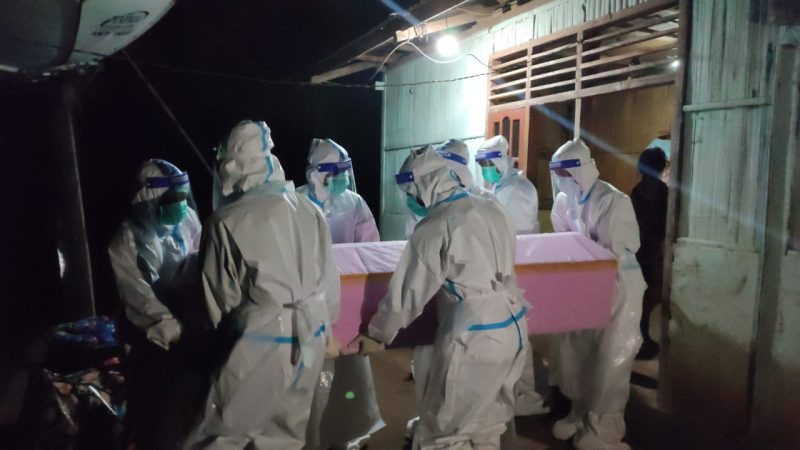 Jenazah DR dikeluarkan dari rumah duka untuk dibawa ke Tempat Pemakaman Khusus Covid di Urung Pigang, Rabu (30/6) (foto: istimewa)