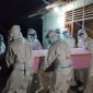 Jenazah DR dikeluarkan dari rumah duka untuk dibawa ke Tempat Pemakaman Khusus Covid di Urung Pigang, Rabu (30/6) (foto: istimewa)