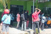 Ratusan kontak erat sedang antri untuk mendapatkan rapid antigen beberapa waktu lalu
