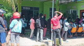 Ratusan kontak erat sedang antri untuk mendapatkan rapid antigen beberapa waktu lalu
