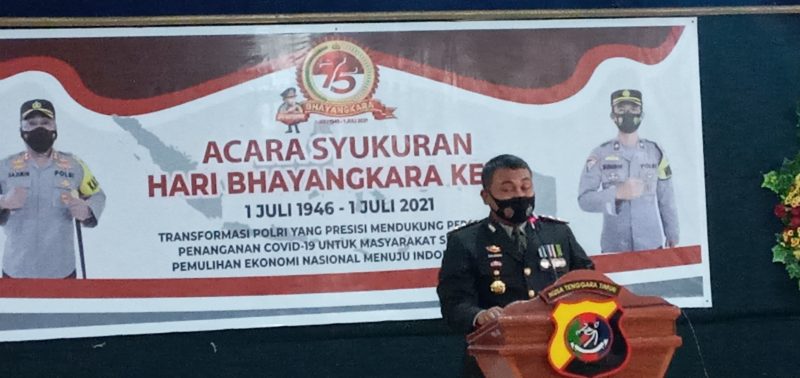 Kapolres Sikka AKBP Sajimin menyampaikan sambutan pada acara syukuran HUT Bhayangkara, Kamis (1/7)