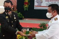 Danlanal Maumere menyerahkan tumpeng kepada AKP Petrus Kanisius Deti, Kamis (1/7)