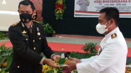 Danlanal Maumere menyerahkan tumpeng kepada AKP Petrus Kanisius Deti, Kamis (1/7)