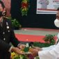 Danlanal Maumere menyerahkan tumpeng kepada AKP Petrus Kanisius Deti, Kamis (1/7)