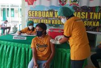 Seorang warga mengikuti vaksinasi grstis di Makodim Sikka, Sabtu (3/7) 