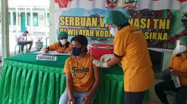Seorang warga mengikuti vaksinasi grstis di Makodim Sikka, Sabtu (3/7) 