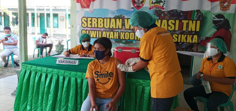 Seorang warga mengikuti vaksinasi grstis di Makodim Sikka, Sabtu (3/7) 