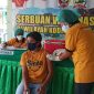 Seorang warga mengikuti vaksinasi grstis di Makodim Sikka, Sabtu (3/7) 