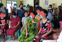 Anak-anak pekerja pub mendengarkan penjelasan proses pemulangan mereka, Minggu (4/7)