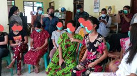 Anak-anak pekerja pub mendengarkan penjelasan proses pemulangan mereka, Minggu (4/7)