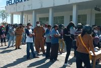 Warga masyarakat antri di Pelabuhan Laurens Say Maumere, Senin (5/7) untuk mendaftar pelayanan vaksinasi gratis dari Lanal 