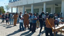 Warga masyarakat antri di Pelabuhan Laurens Say Maumere, Senin (5/7) untuk mendaftar pelayanan vaksinasi gratis dari Lanal 