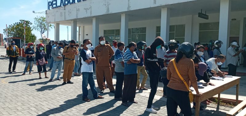 Warga masyarakat antri di Pelabuhan Laurens Say Maumere, Senin (5/7) untuk mendaftar pelayanan vaksinasi gratis dari Lanal 