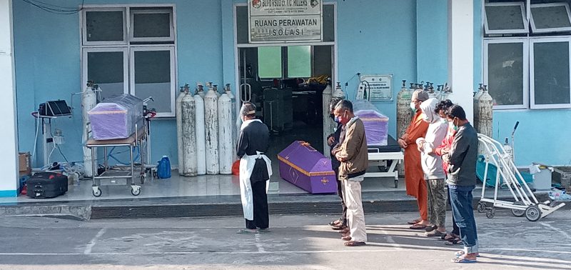 Tiga peti jenazah yang disiapkan untuk 3 jenazah yang meninggal akibat Covid, Senin (5/7)