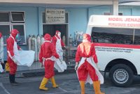 Para relawan yang bertugas memakamkan jenazah di TPK Covid