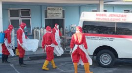 Para relawan yang bertugas memakamkan jenazah di TPK Covid