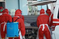 Jenazah WP dibawa ke Ruang Isolasi RSUD TC Hillers Maumere untuk dimandikan secara protokol keeehatan, Senin (5/7)